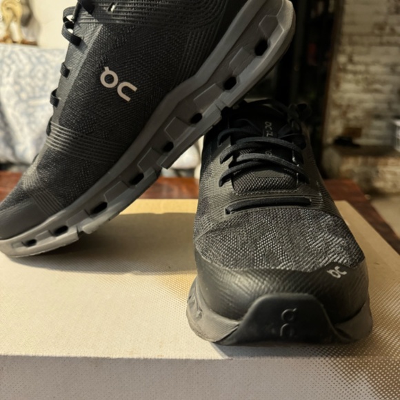 On Coudgo Running Shoes for men, size 10 - Picture 2 of 3